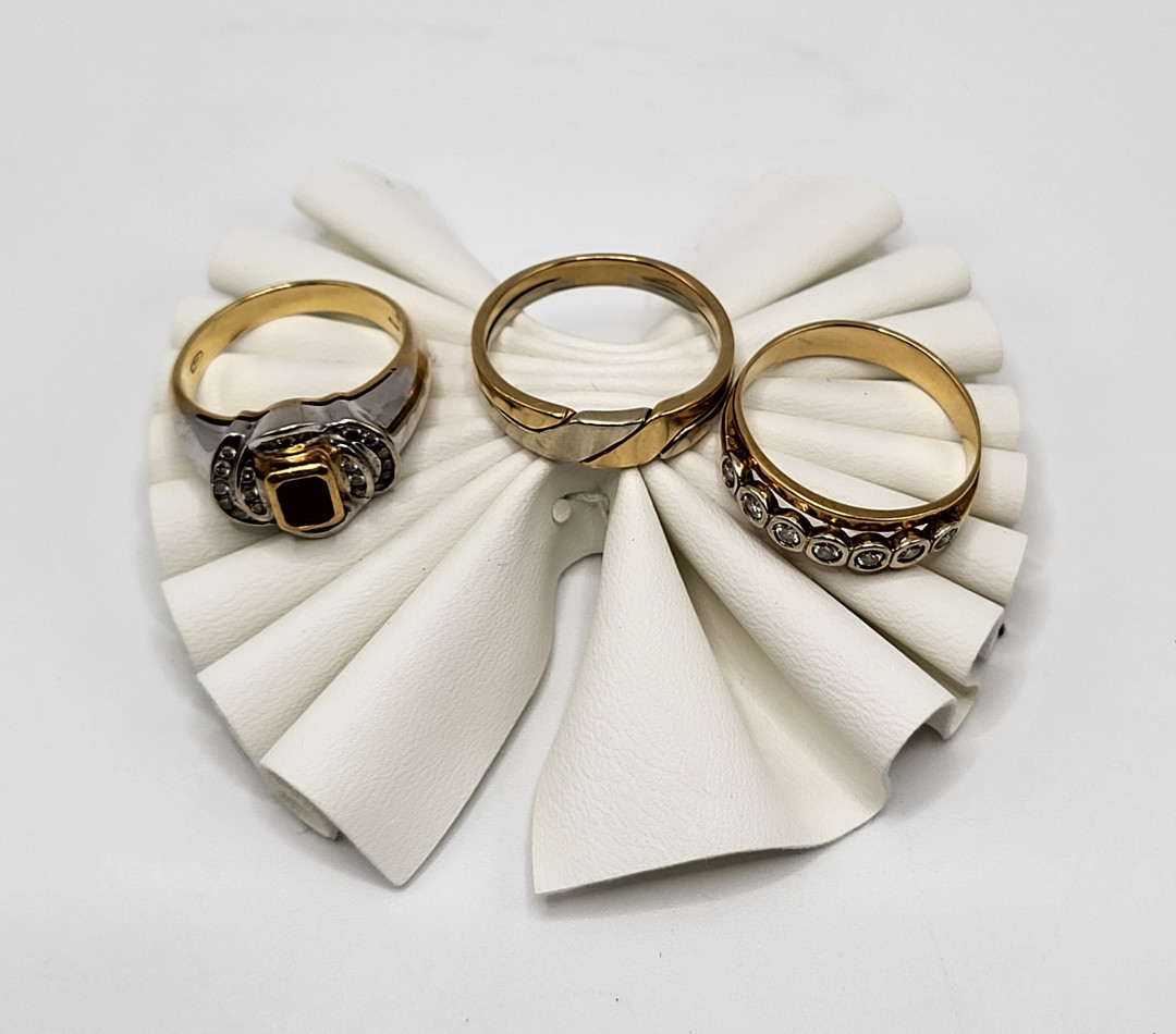 Tre anelli oro diamantini pietra