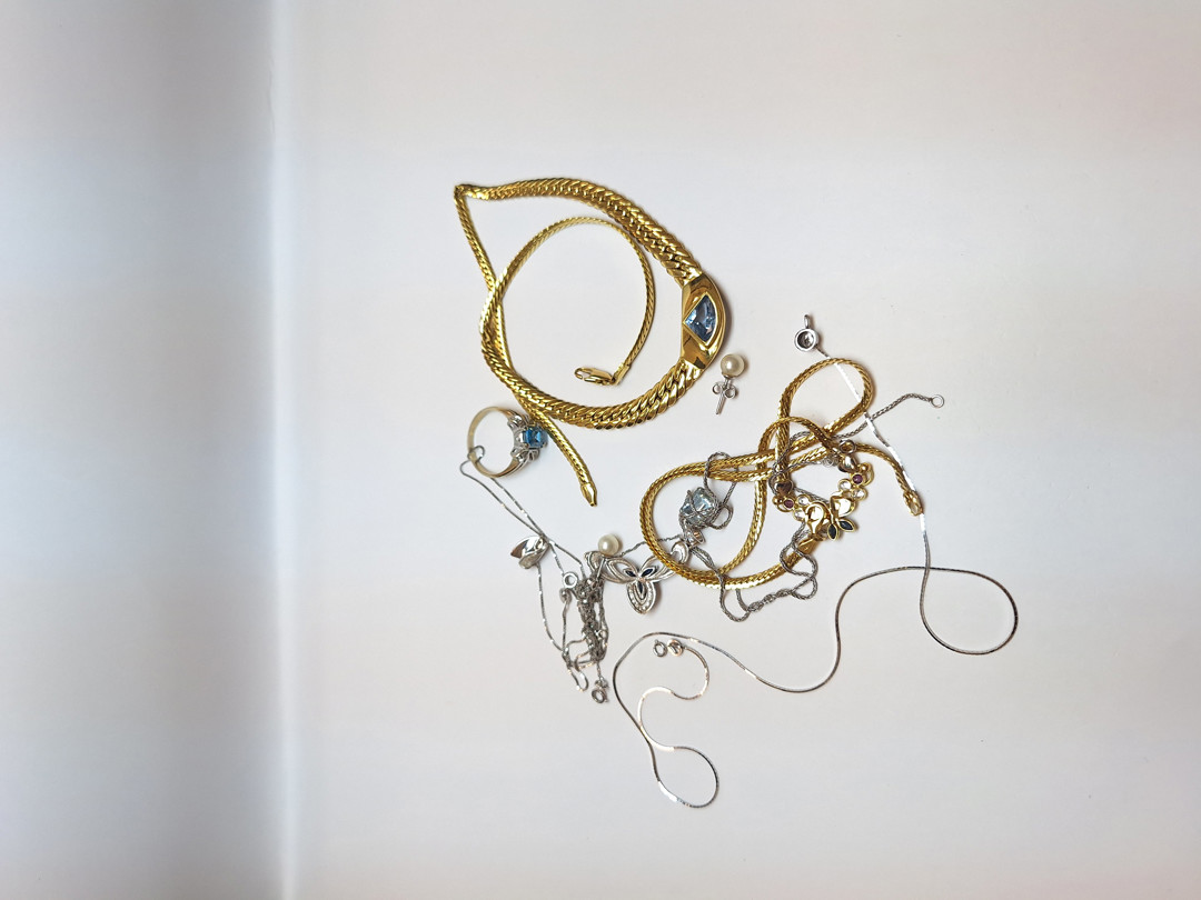 Vari oggetti in oro pietre 