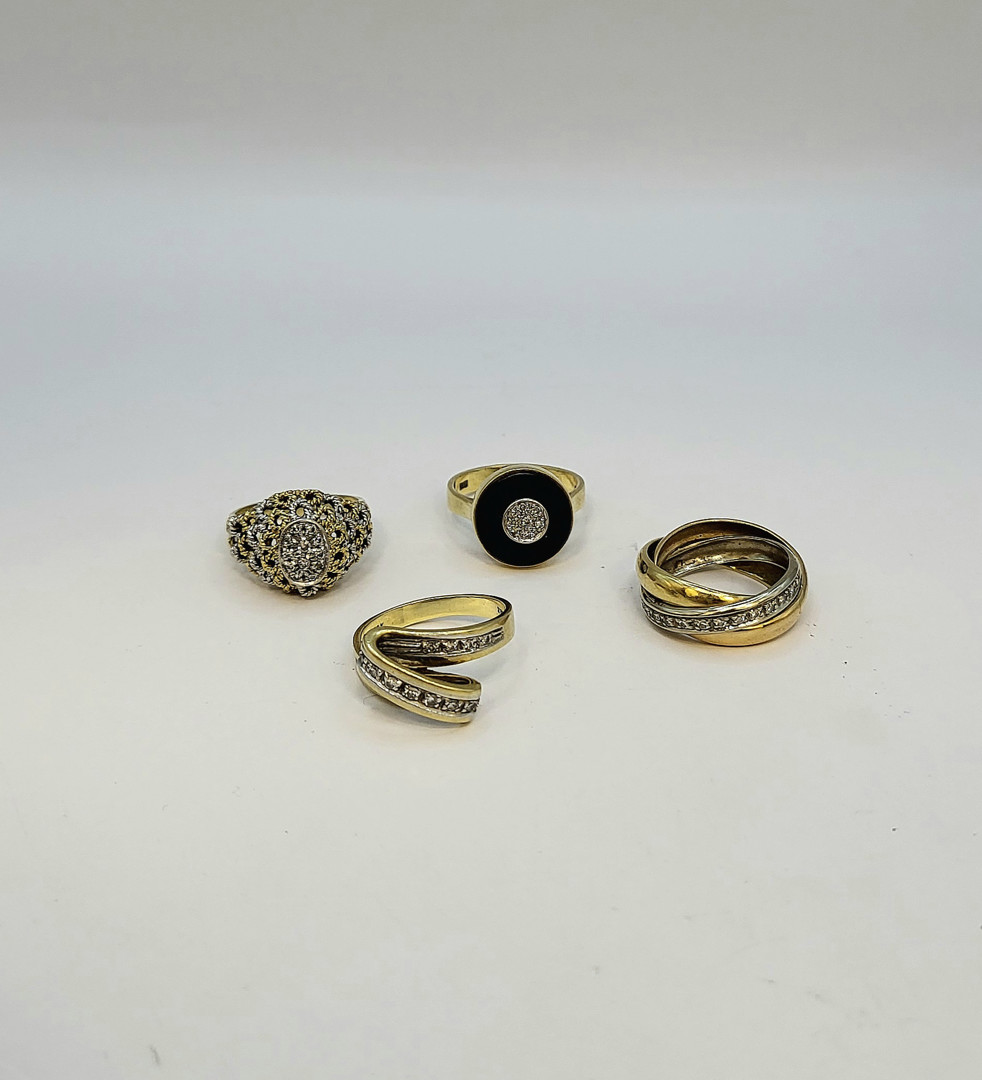 Quattro anelli oro pietre diamantini