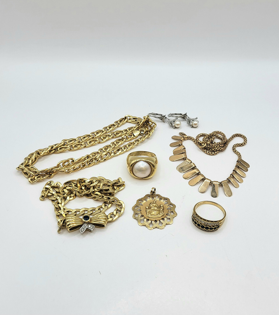 Vari oggetti oro diamantini perle pietre