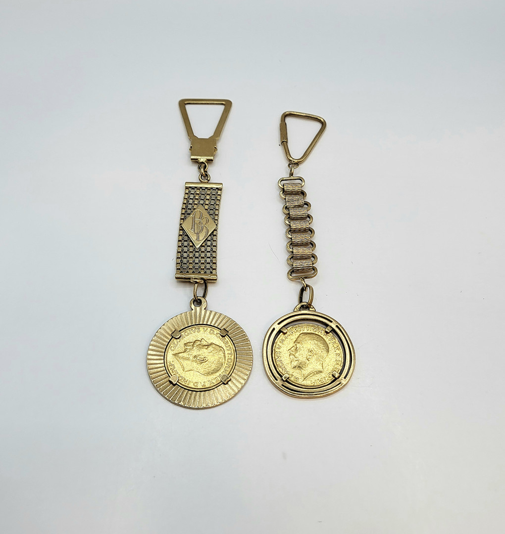 Due portachiavi con due sterline oro