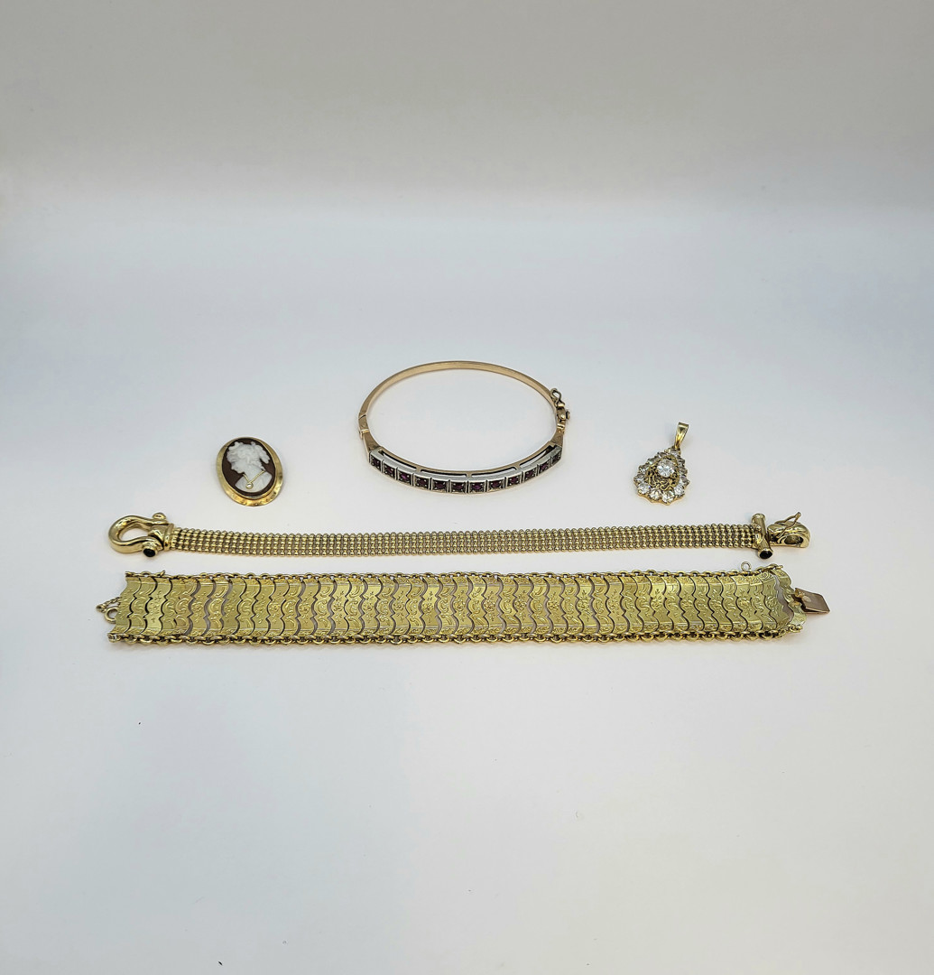 Vari oggetti oro pietre diamantino