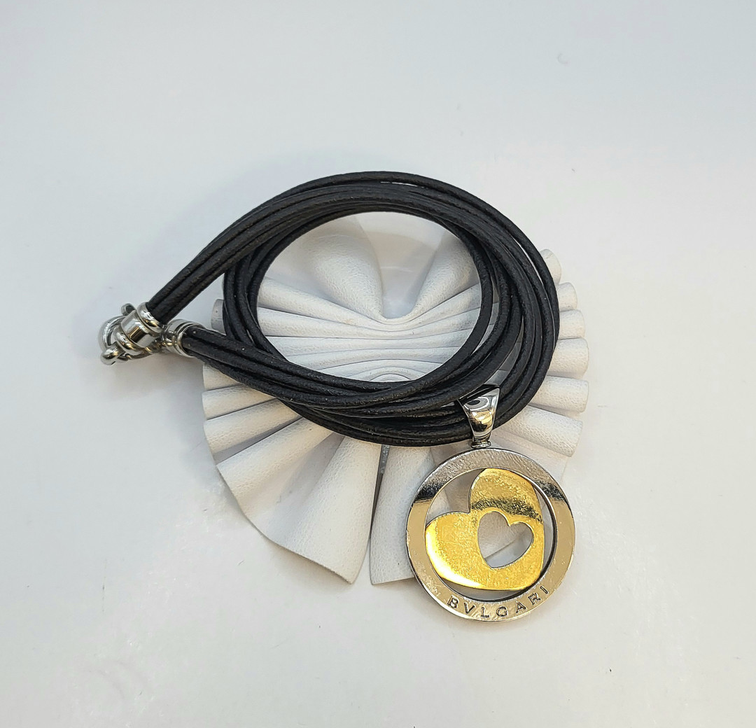 Collana caucciù e ciondolo acciaio e oro a firma Bulgari 