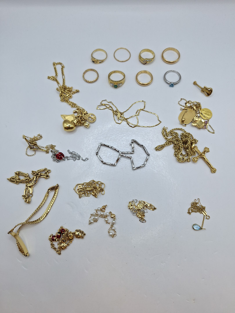 Vari oggetti in oro pietre diamantini
