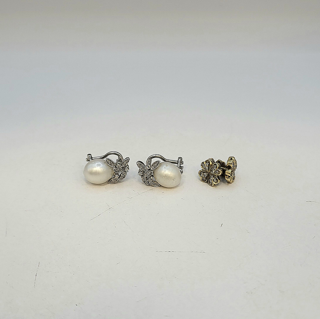 Due paia orecchini oro pietre diamantini perle 