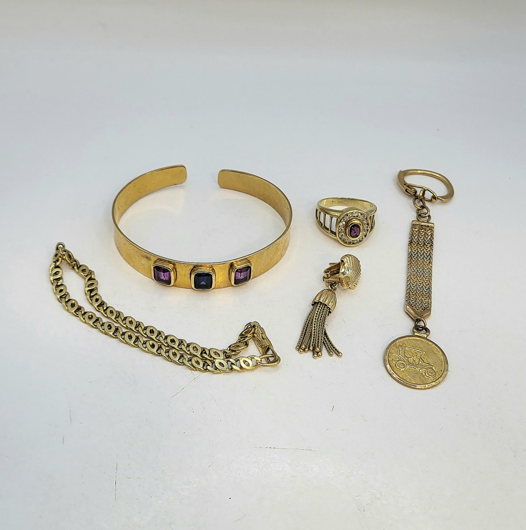 Vari oggetti oro pietre