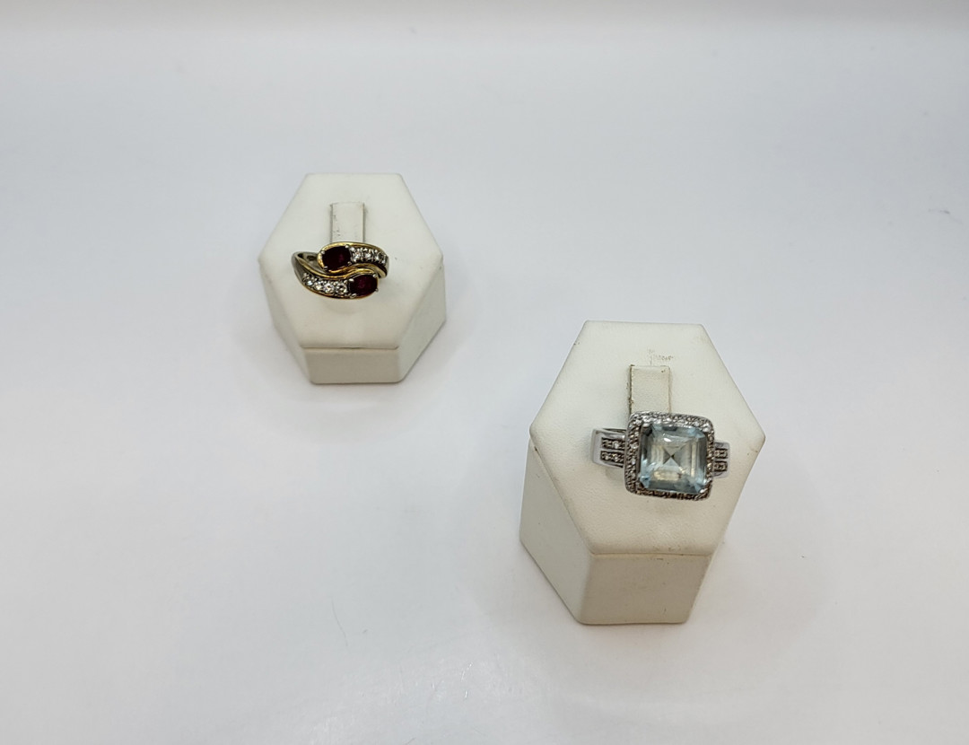 Due anelli oro diamanti pietre