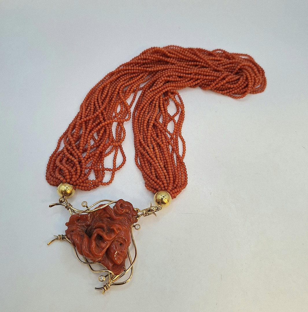 Collana di corallo con chiusura in oro e diamanti