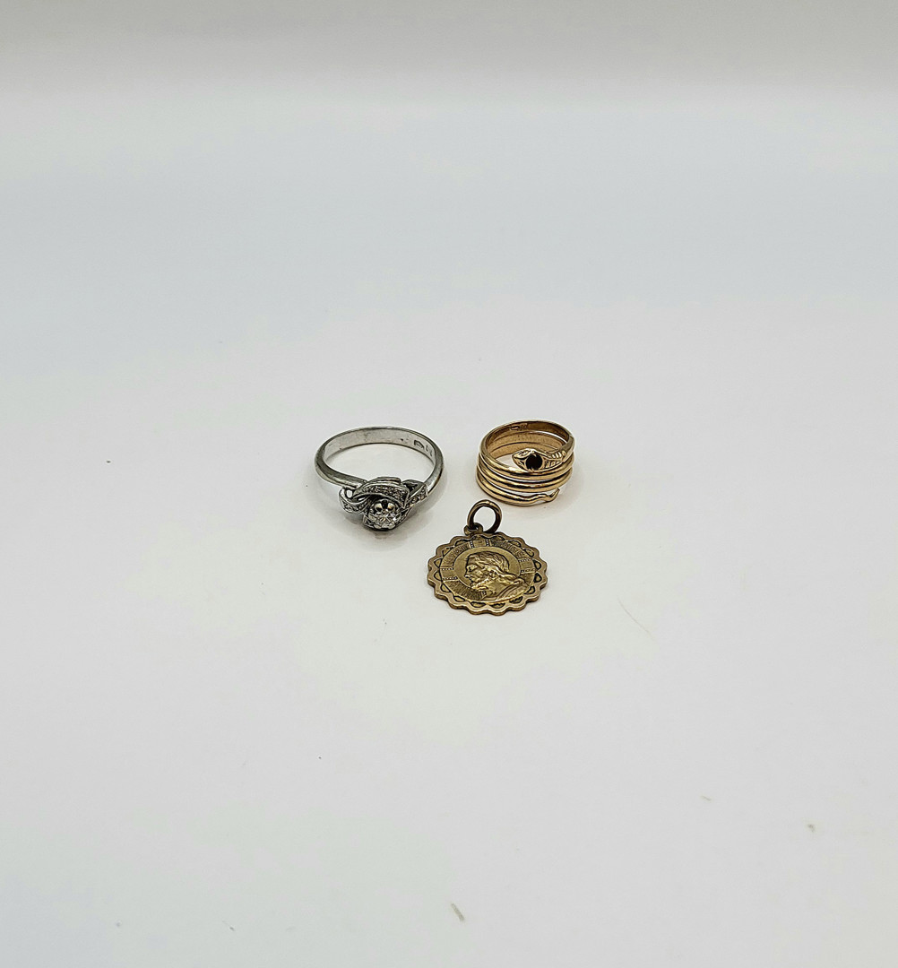 Due anelli e ciondolo in oro pietre diamantini 