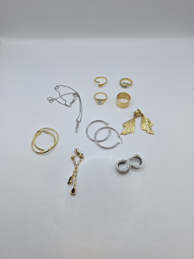 Vari oggetti in oro diamantini pietre
