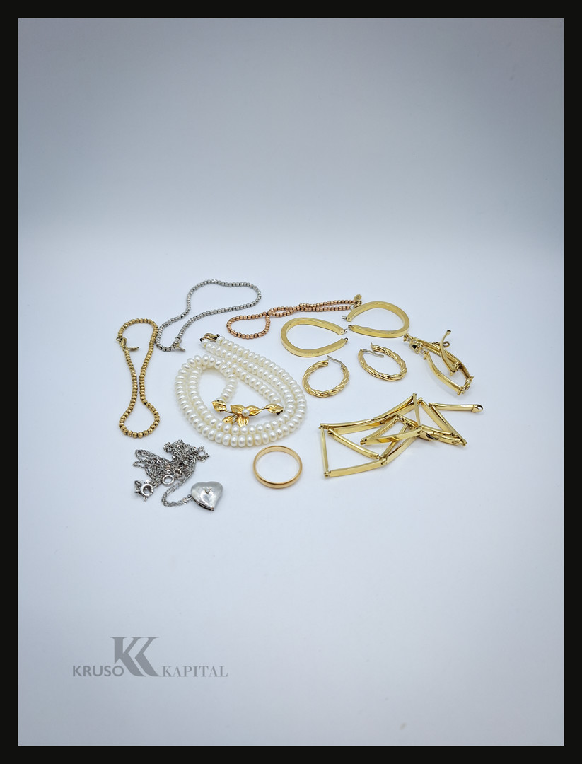Vari oggetti in oro pietre diamantino perle
