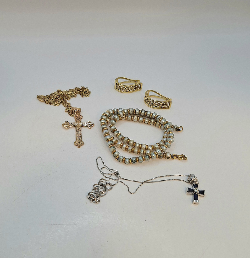 Vari oggetti oro pietre perle