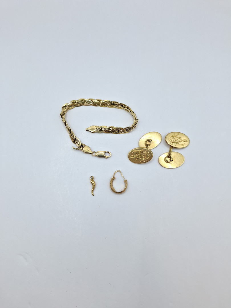 Vari oggetti in oro 