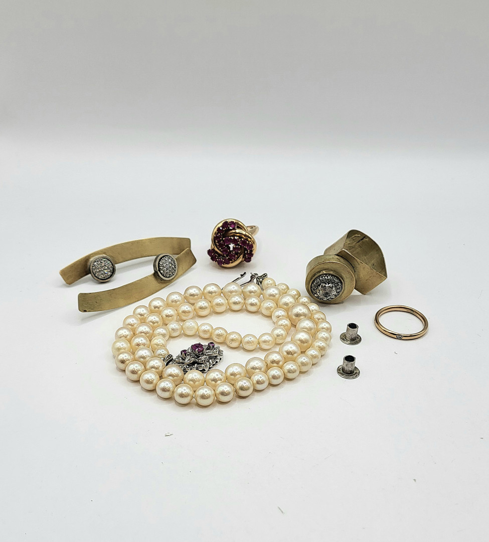 Vari oggetti in oro pietre diamantini perle