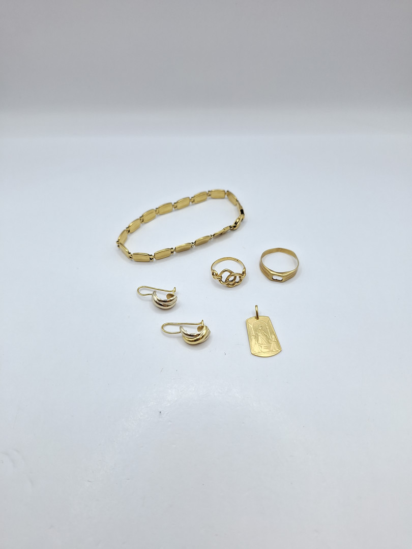 Vari oggetti in oro pietra