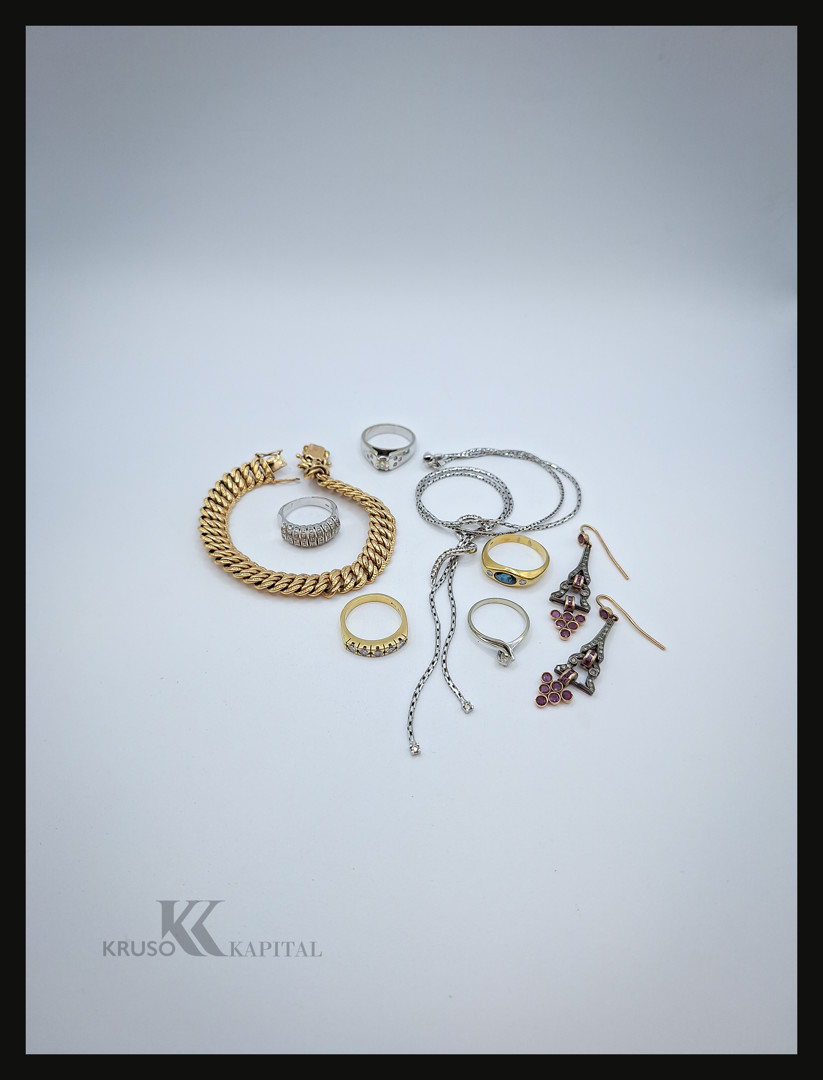 Vari oggetti in oro argento diamanti pietre