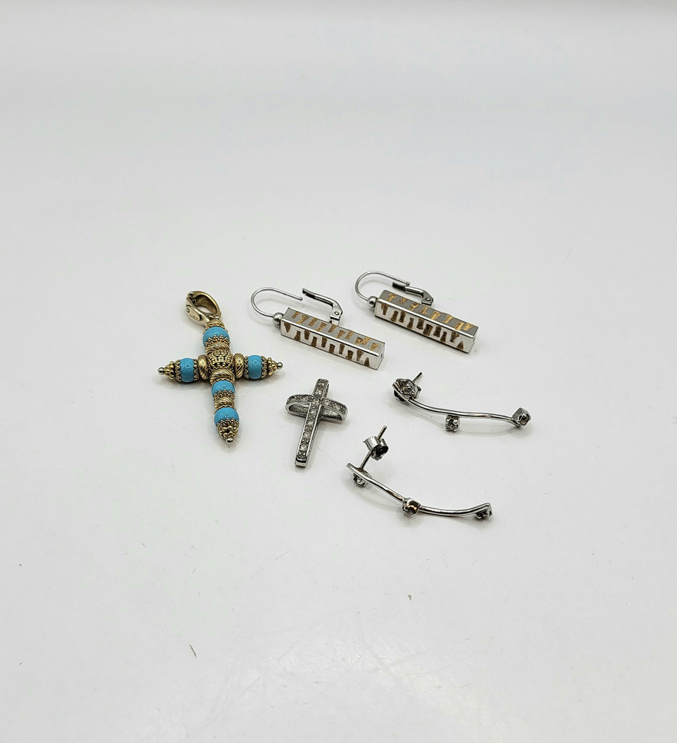 Due paia orecchini e due ciondoli in oro pietre