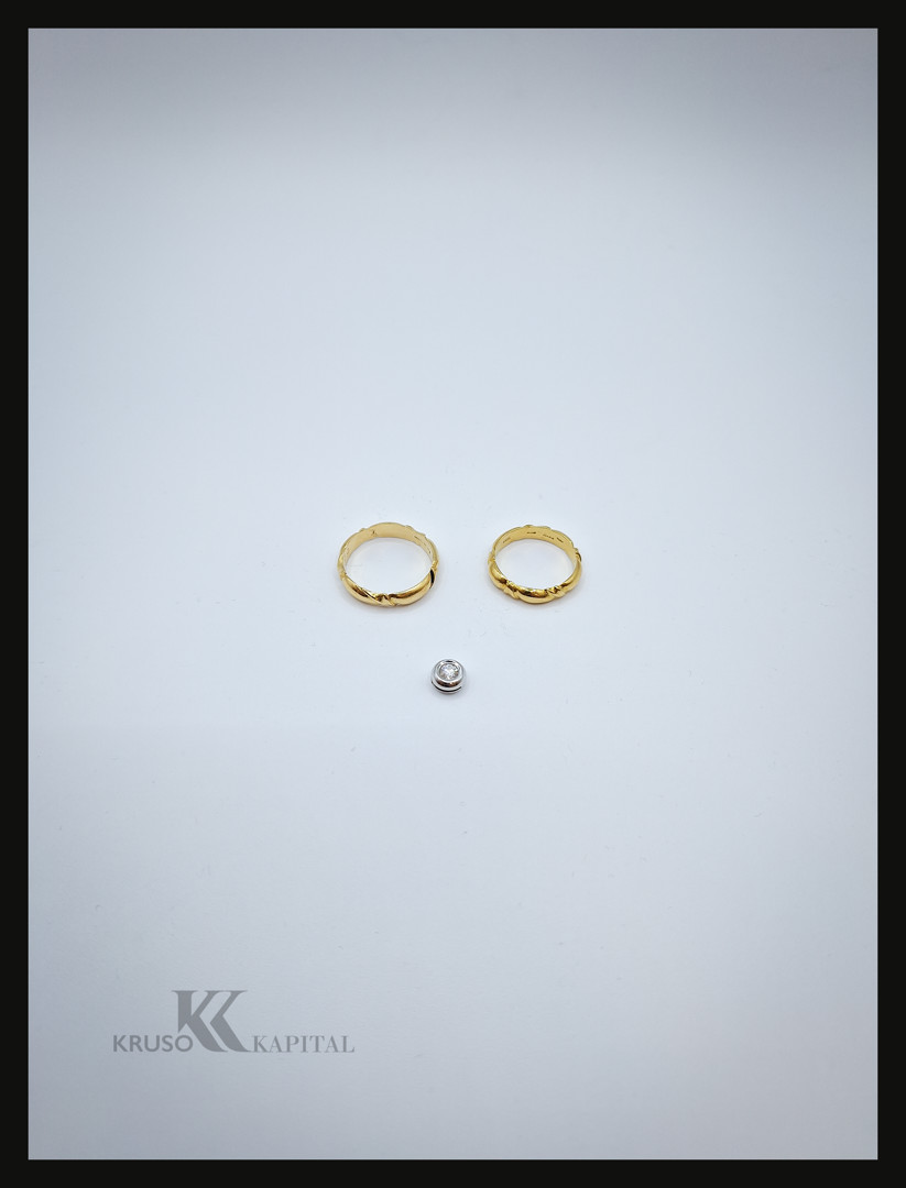 Due anelli e ciondolo oro diamante