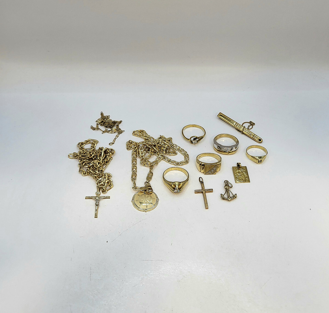 Vari oggetti oro diamanti