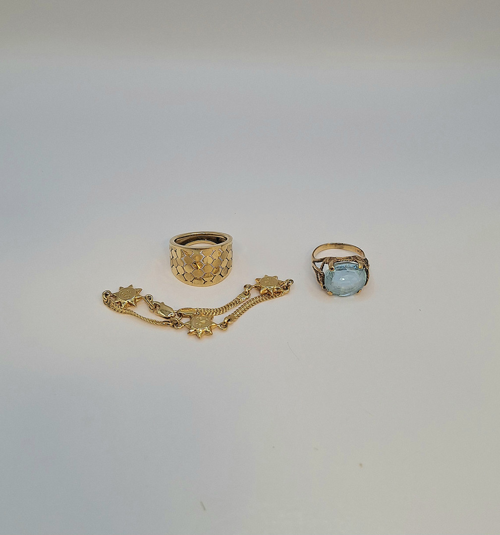 Due anelli e bracciale oro pietra