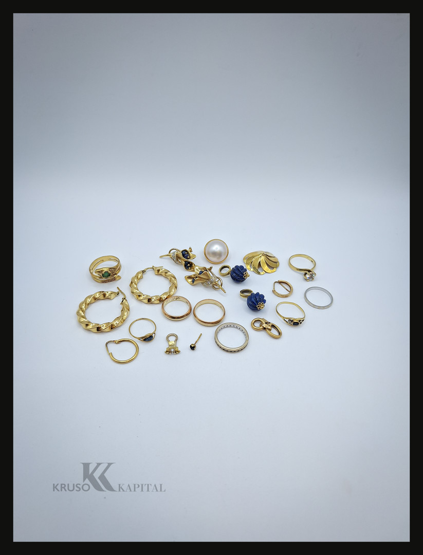 Vari oggetti in oro pietre diamantini