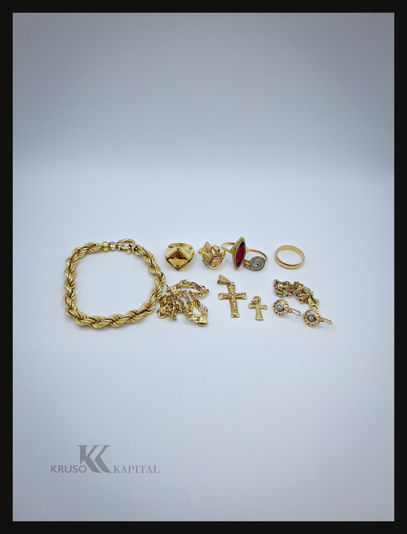 Vari oggetti in oro pietre