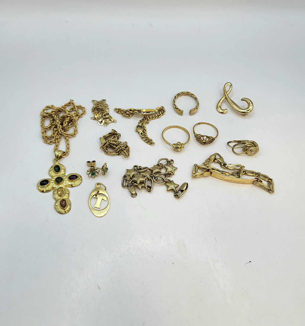 Vari oggetti oro pietre