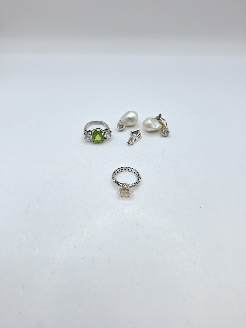 Due anelli un paio di orecchini in oro diamantini pietre argento 