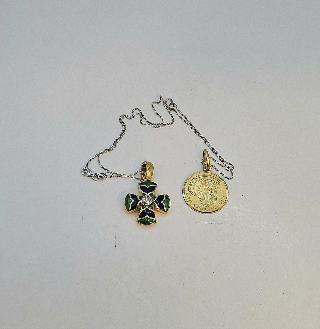 Collana e due ciondoli oro smalto pietre diamantino