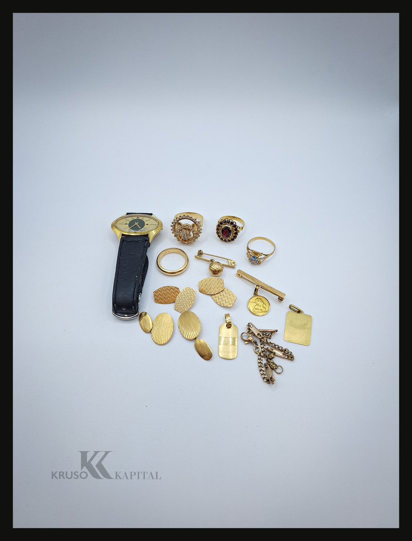 Vari oggetti in oro diamanti pietre metallo