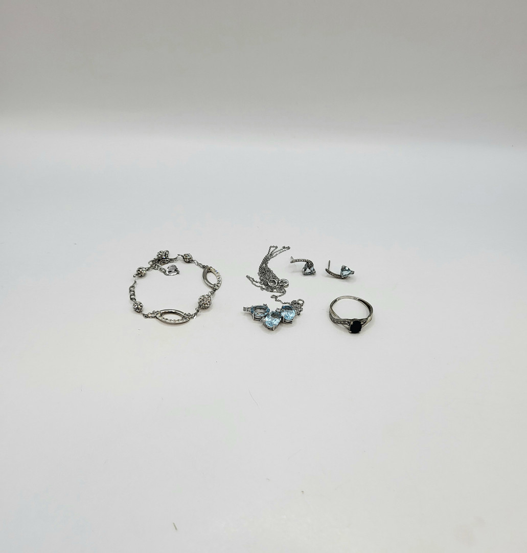 Vari oggetti oro pietre 