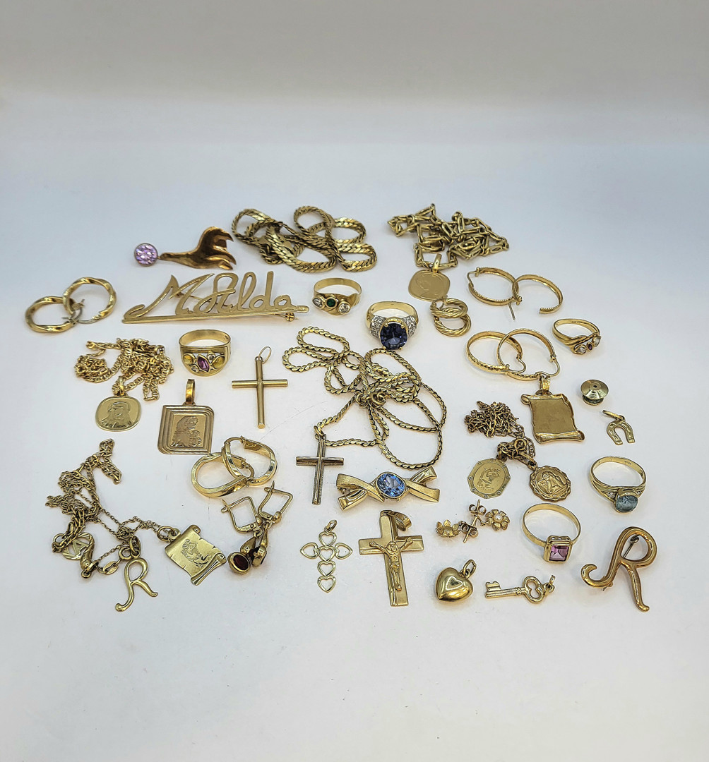 Vari oggetti oro pietre