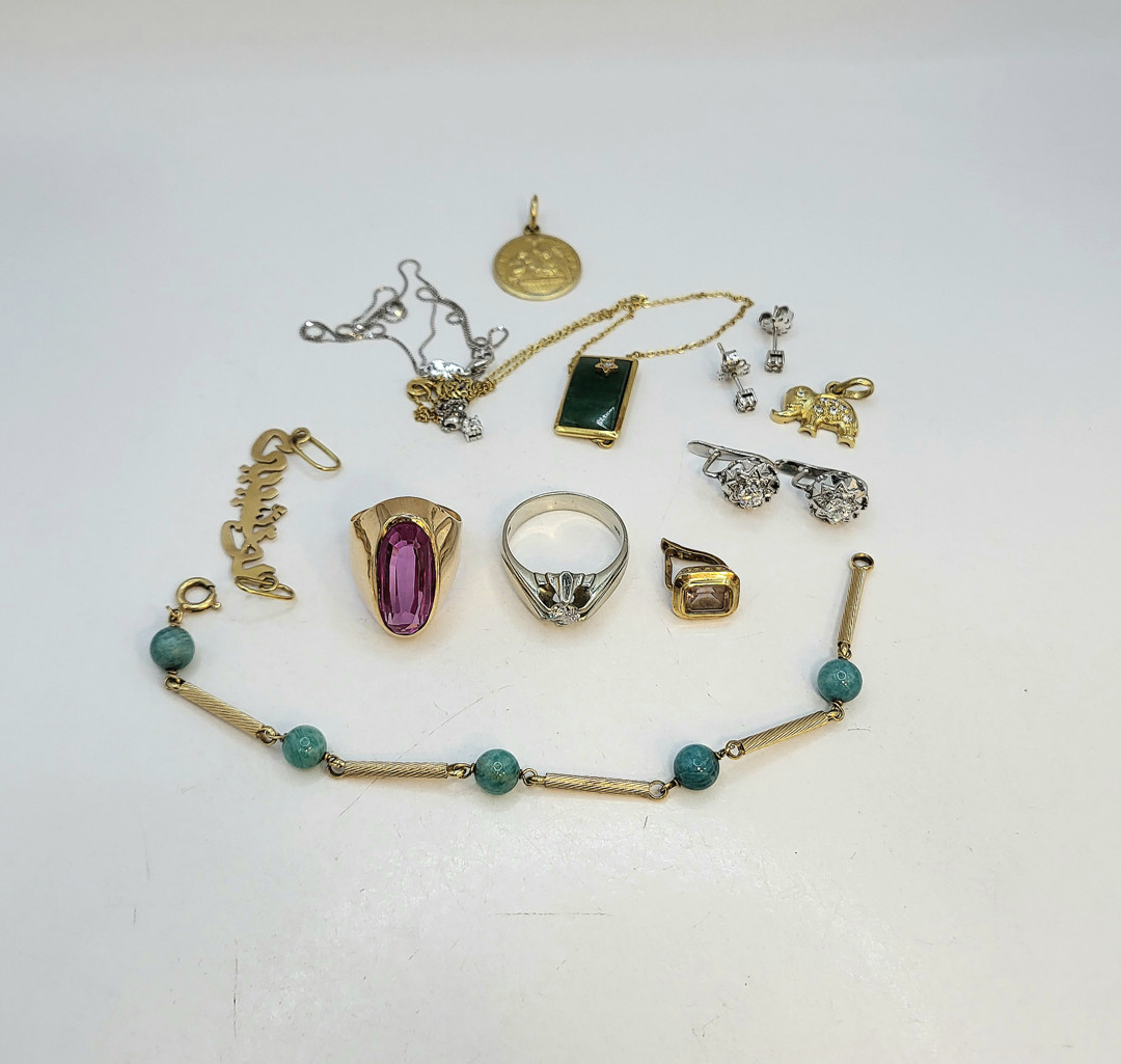 Vari oggetti oro diamanti pietre