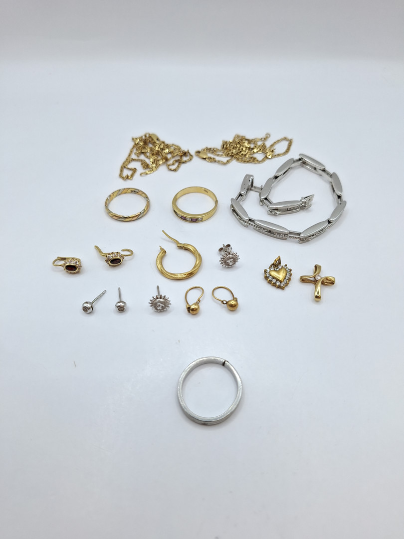 Vari oggetti oro pietre platino 