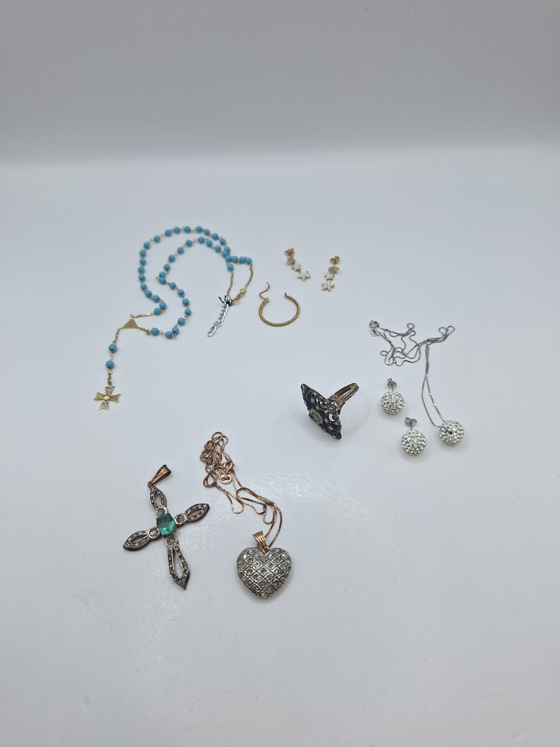 Vari oggetti in oro argento pietre