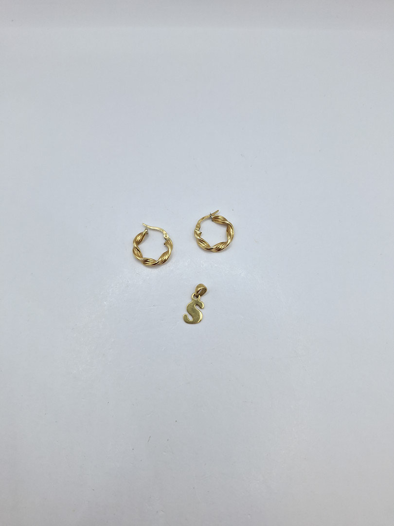 Un paio di orecchini e ciondolo in oro 