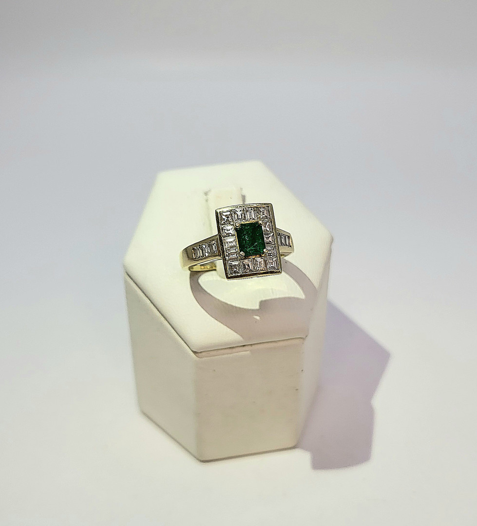 Anello oro pietra diamanti 