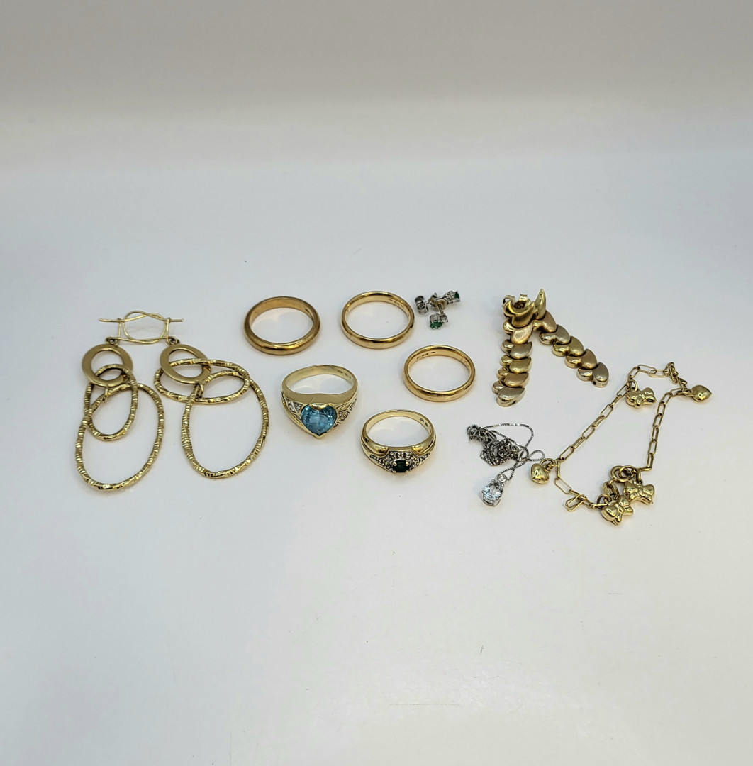 Vari oggetti oro pietre diamantini