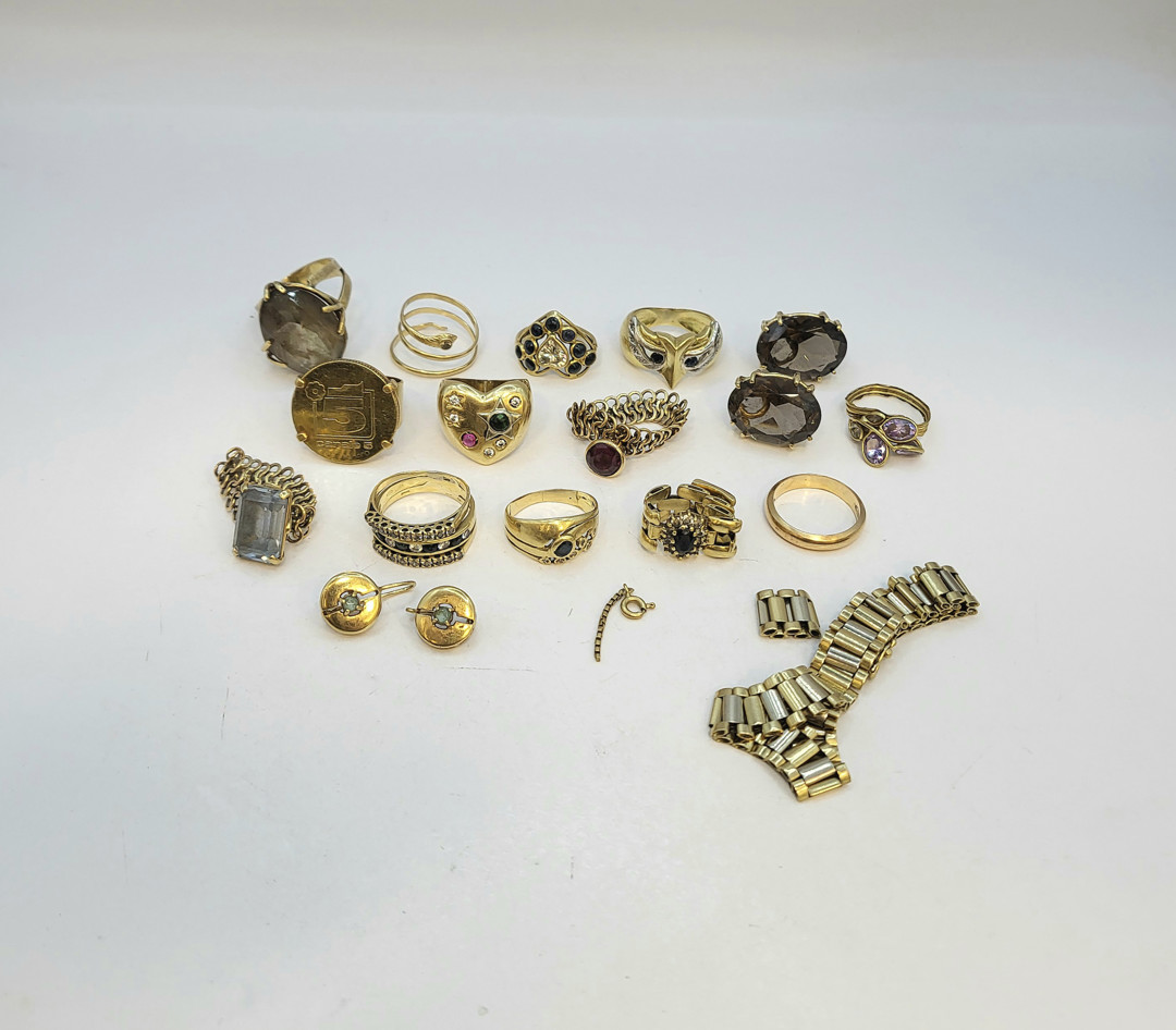 Vari oggetti oro pietre