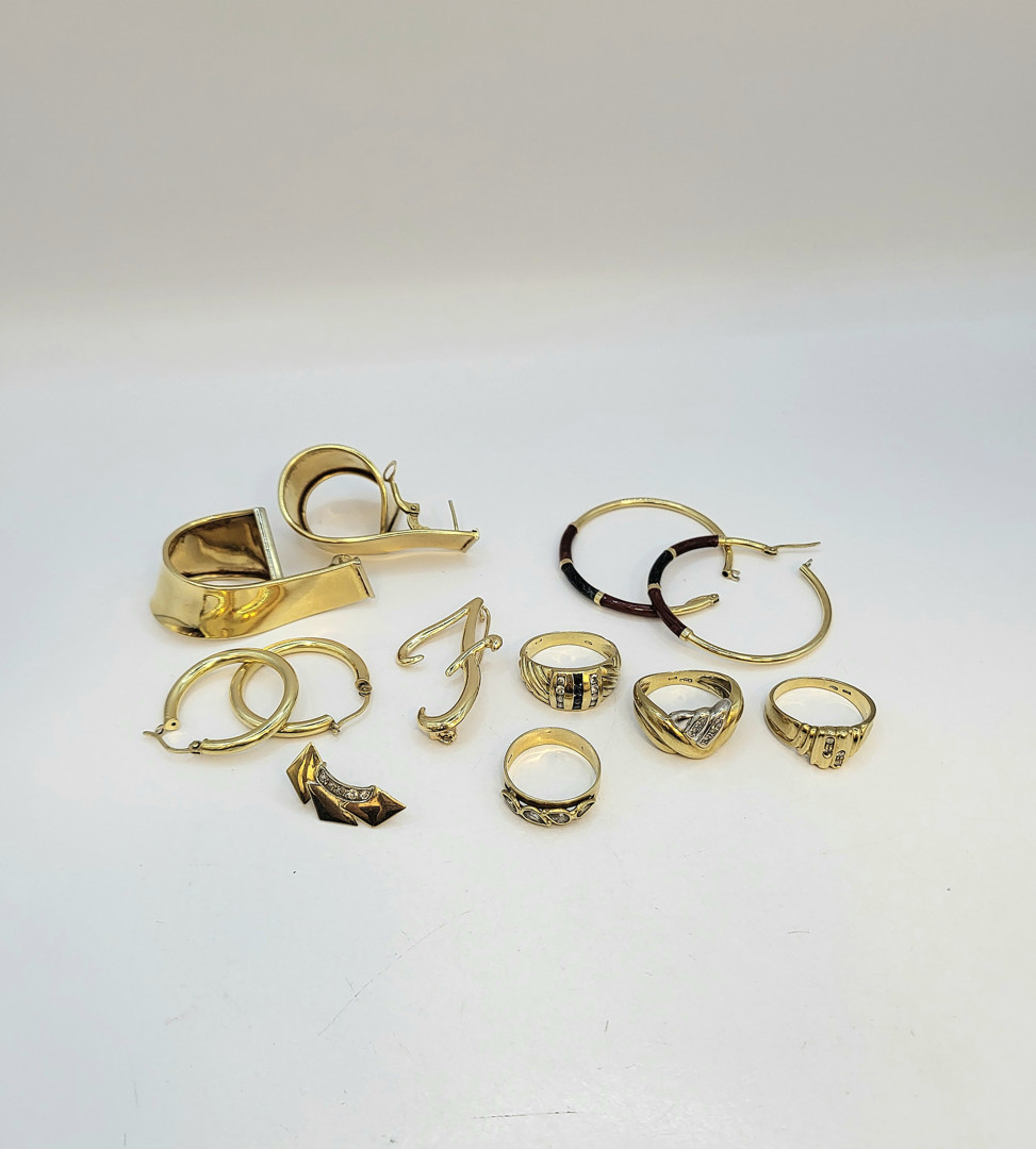 Vari oggetti oro smalto pietre diamantini