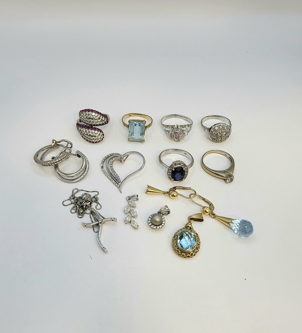 Vari oggetti oro pietre