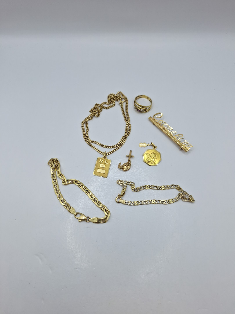 Vari oggetti in oro pietre