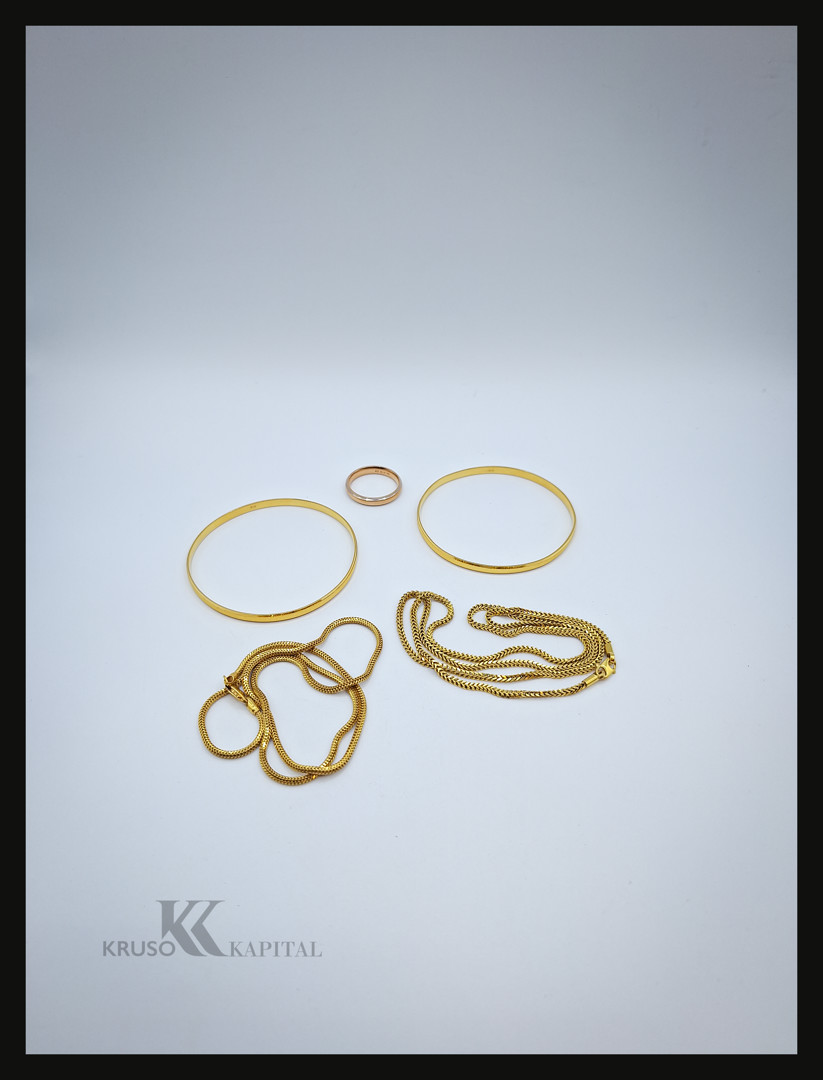 Due bracciali due collane e anello oro
