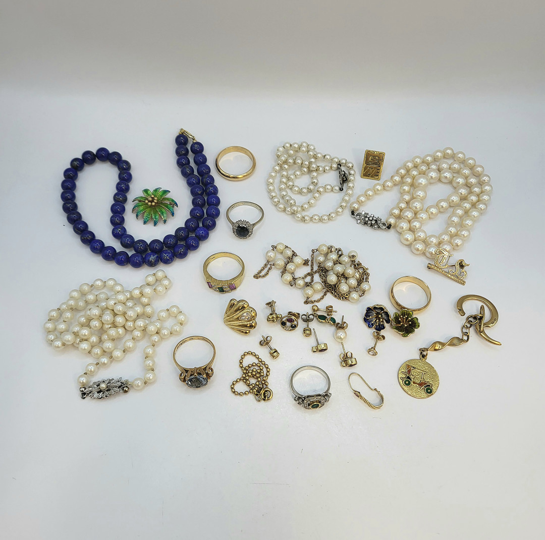 Vari oggetti oro pietre perle diamanti madreperla 