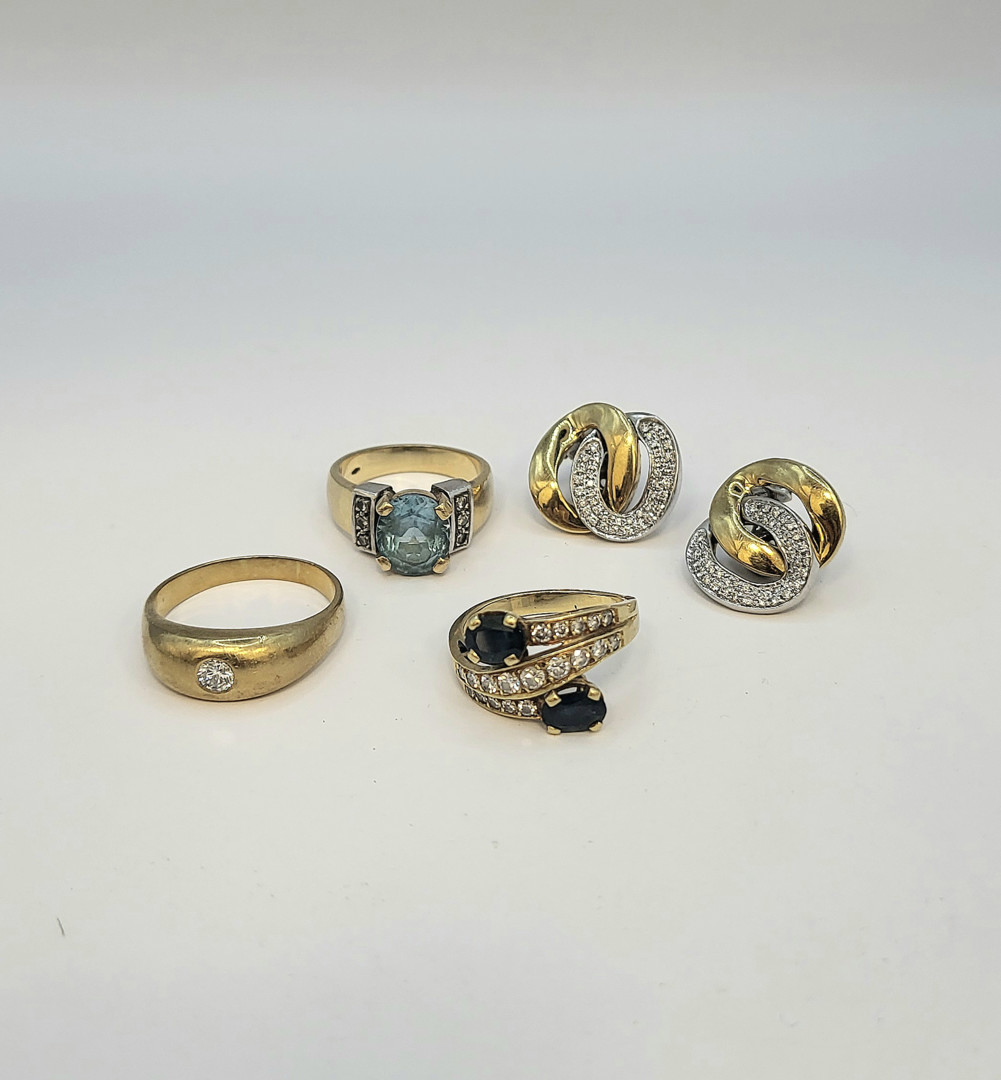 Tre anelli e paio orecchini oro pietre diamantini