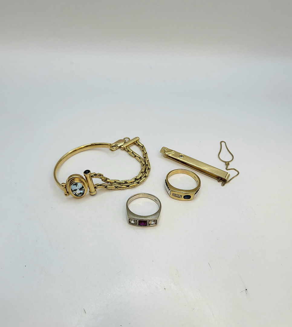 Vari oggetti oro pietre