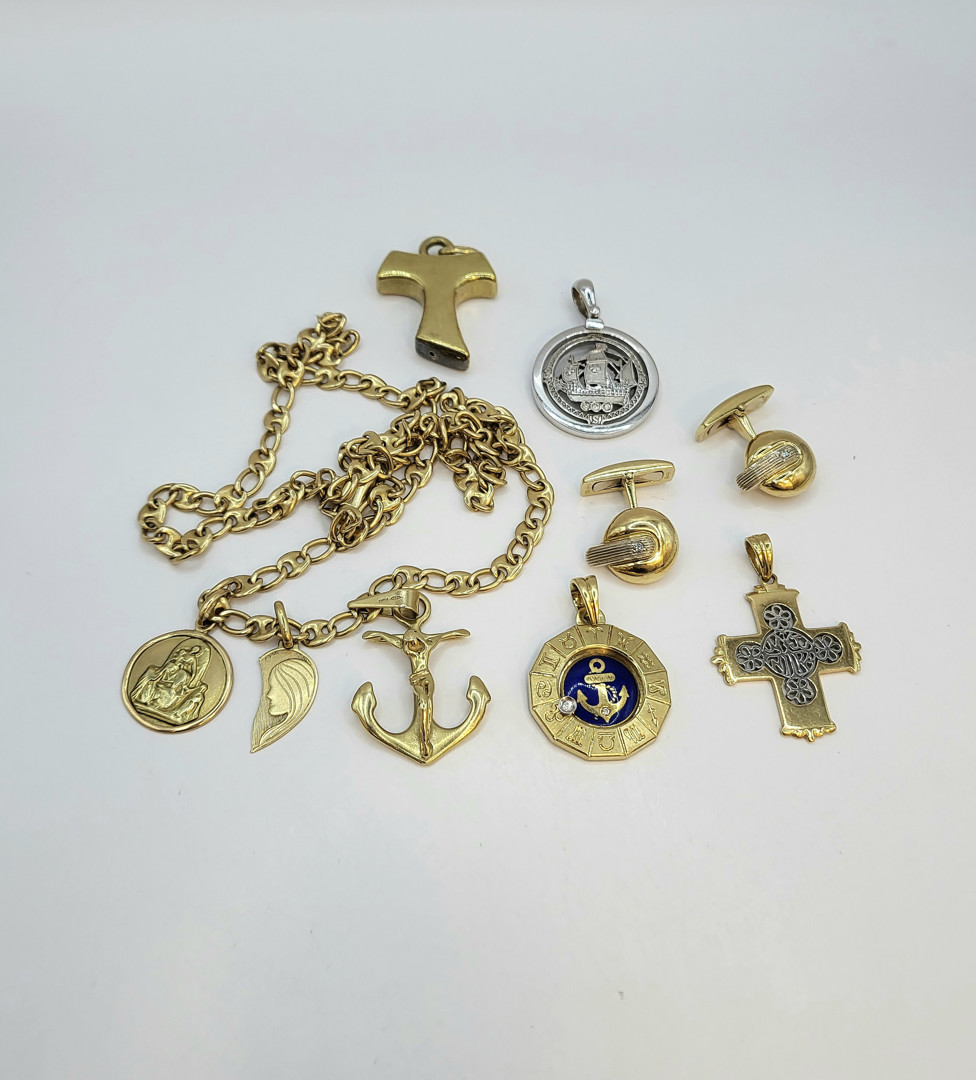 Vari oggetti oro pietre diamantini smalti