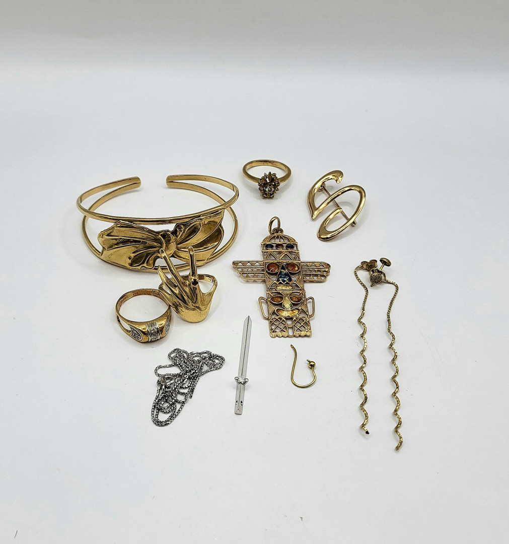 Vari oggetti oro pietre diamantini smalti