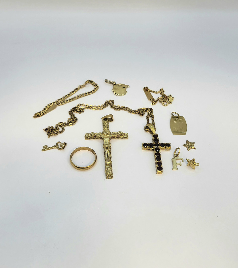 Vari oggetti oro pietre