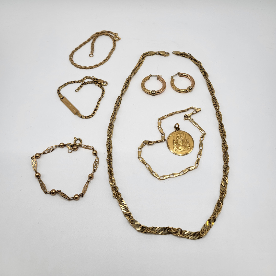 Vari oggetti in oro